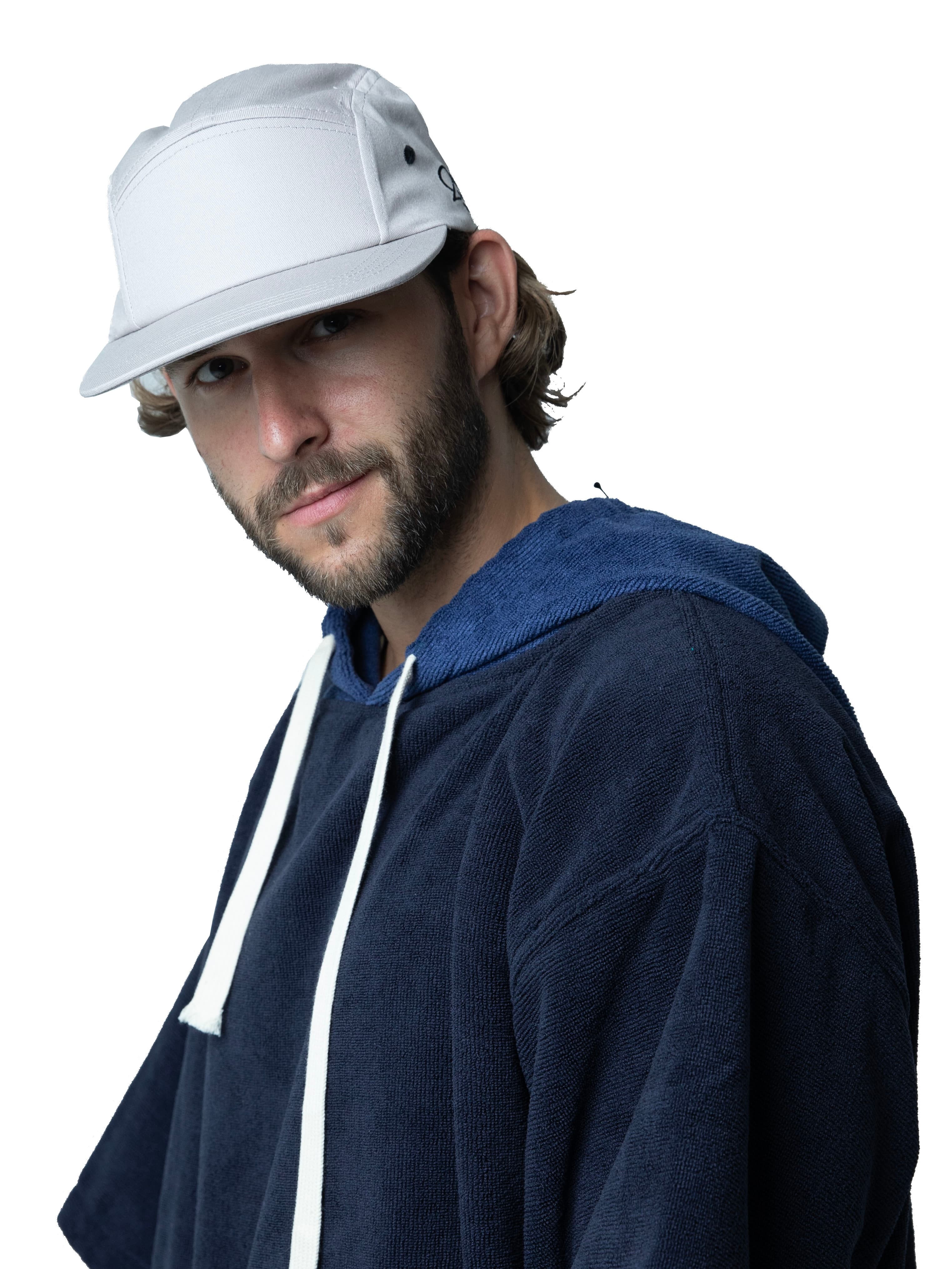 Бейсболка Fitted grey cap